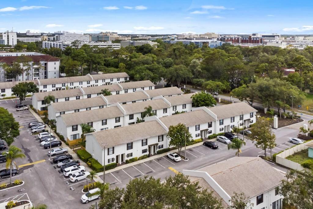 Cozy Townhouse - Gym Pool Golf Fast Wifi 2b2b Apartment *