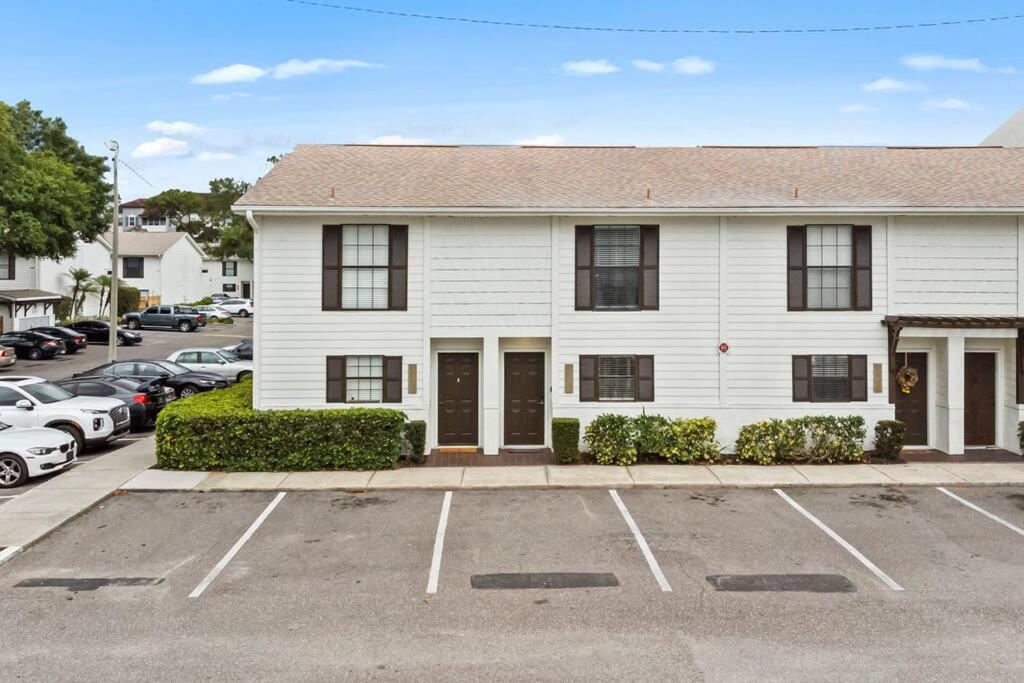 Cozy Townhouse - Gym Pool Golf Fast Wifi 2b2b Apartment